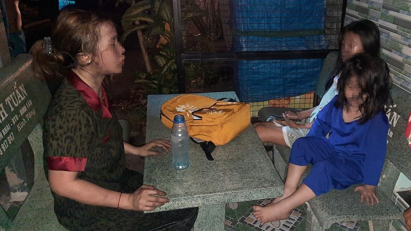 TPHCM: Cảnh sát PCCC phá cửa cứu 3 người mắc kẹt trong ngôi nhà bị cháy lúc rạng sáng