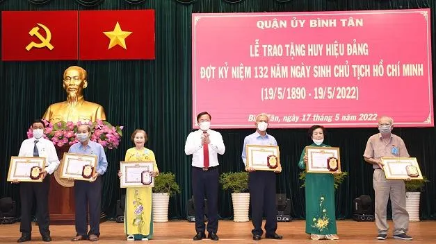 Quận Bình Tân trao Huy hiệu Đảng cho 68 đảng viên đợt kỷ niệm 132 năm Ngày sinh của Bác