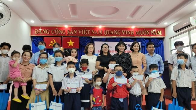 TPHCM trao 23 sổ tiết kiệm cho trẻ em mồ côi khó khăn do Covid-19
