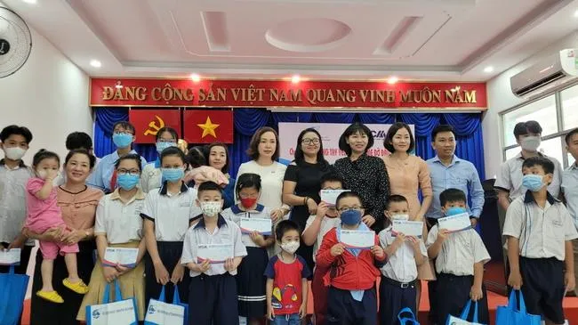 TPHCM trao 23 sổ tiết kiệm cho trẻ em mồ côi khó khăn do Covid-19