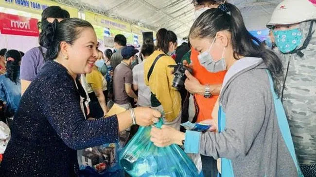Nhiều hoạt động đầy nghĩa tình tại ngày hội công nhân