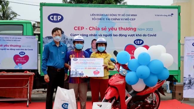 Trao tặng xe máy cùng công nhân vượt khó
