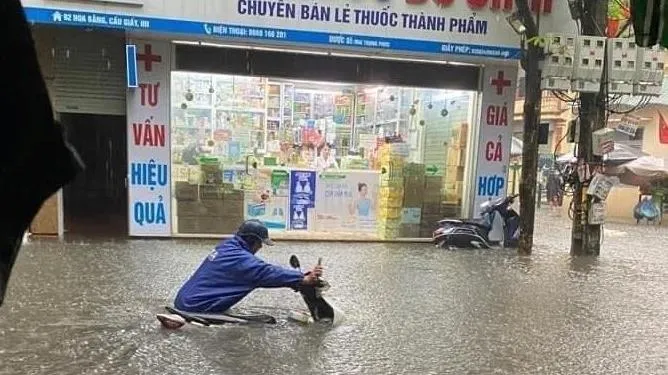 Nhiều tuyến đường Hà Nội ngập sâu, xe cộ ùn tắc kéo dài