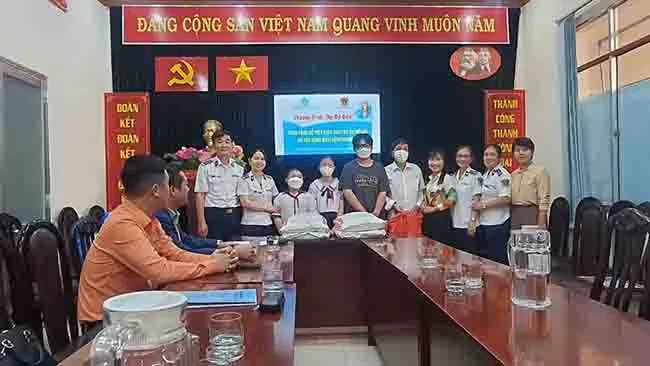 Tặng sổ tiết kiệm, quà cho trẻ mồ côi, khuyết tật do ảnh hưởng dịch Covid-19