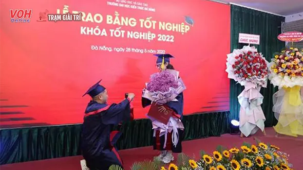 Nam sinh Đại học Kiến Trúc Đà Nẵng khiến gây sốt MXH vì màn cầu hôn trong lễ tốt nghiệp