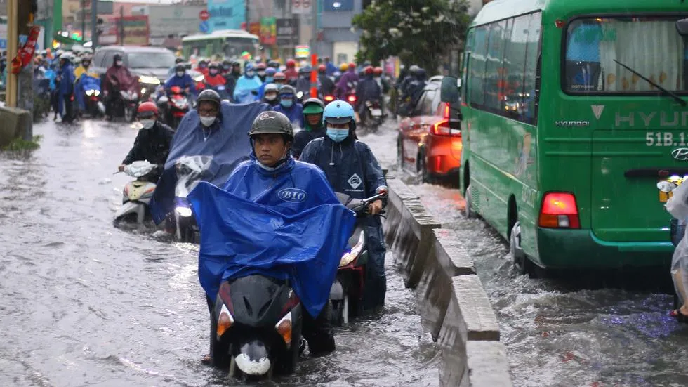 Nhiều khu vực tại TPHCM ngập nặng sau cơn mưa kéo dài