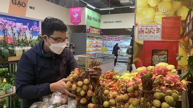 Siêu thị giảm giá mạnh trái cây và thực phẩm dịp Tết Đoan Ngọ