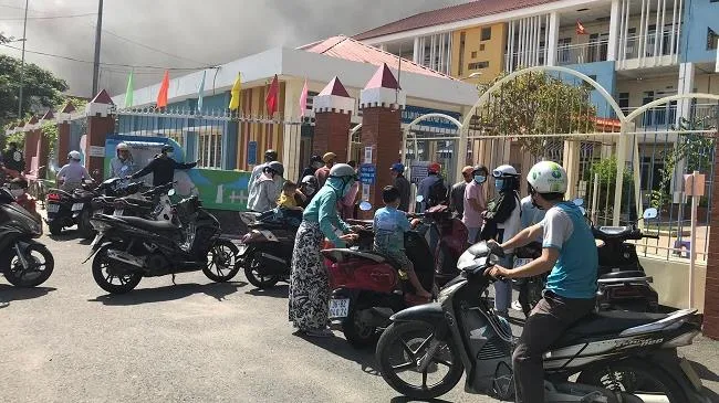 Thành phố Thủ Đức: Cháy bãi xe gần trường mầm non, phụ huynh hồi hộp đón con