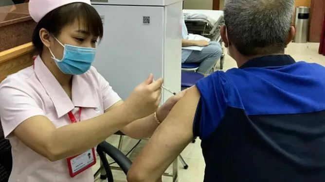 Vì sao người dân tiêm Vaccine Covid-19 nhắc lại mũi 3, mũi 4 khá ít?