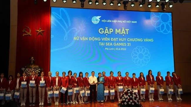 Tặng quà tri ân các nữ vận động viên SEA Games 31