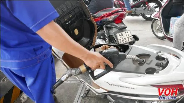 Thêm một lần nữa điều chỉnh tăng, xăng RON95 có giá từ 32.370 đồng/lít
