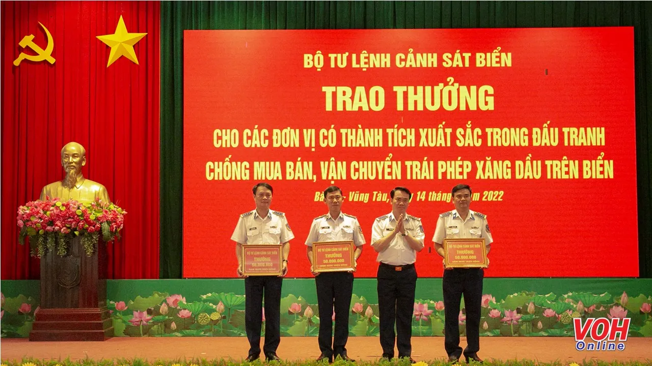 Thưởng nóng cho các đơn vị xuất sắc trong chống mua bán, vận chuyển trái phép xăng dầu trên biển