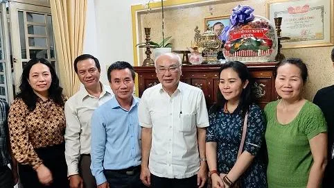 Lãnh đạo Thành phố thăm hỏi, động viên gia đình nguyên Phó Giám đốc Đài TNND TPHCM