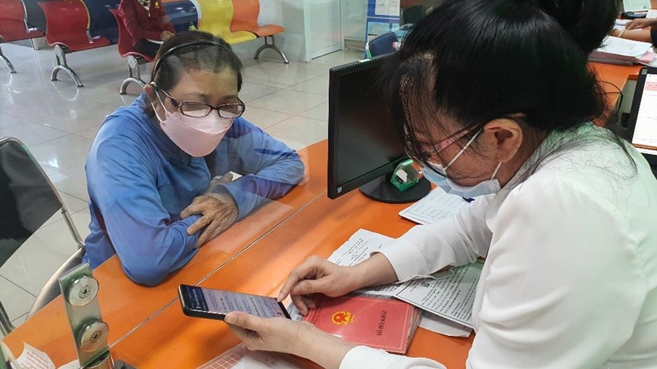 Người dân TPHCM hướng đến thanh toán tiền điện không dùng tiền mặt