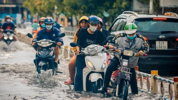 Mưa lớn kéo dài, nhiều tuyến đường ở TPHCM ngập sâu