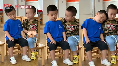 Thấy bạn ngủ gật trong lớp, cậu bé nhẹ nhàng kéo đầu bạn tựa lên vai mình ngủ