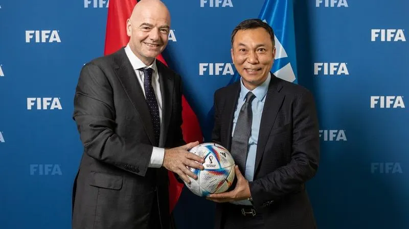 Ông Trần Quốc Tuấn thăm cơ quan đại diện FIFA tại Paris