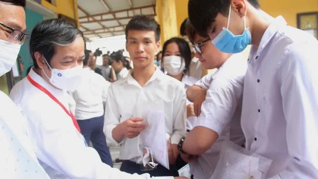 Bộ trưởng Bộ GDundefinedĐT Nguyễn Kim Sơn kiểm tra điểm thi THPT tại TT-Huế