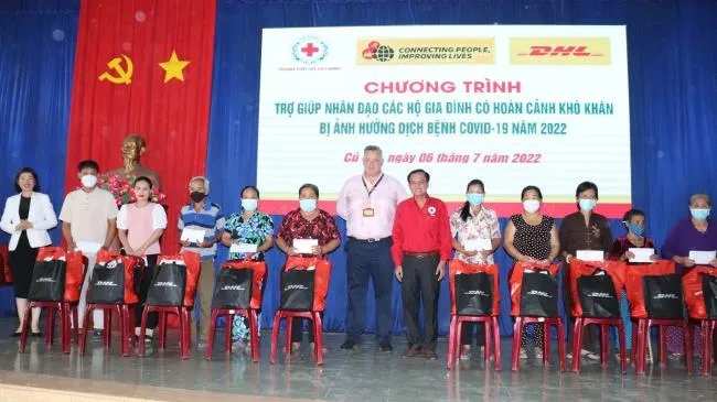 Trao tặng 100 phần quà đến các hộ gia đình có hoàn cảnh khó khăn tại Củ Chi