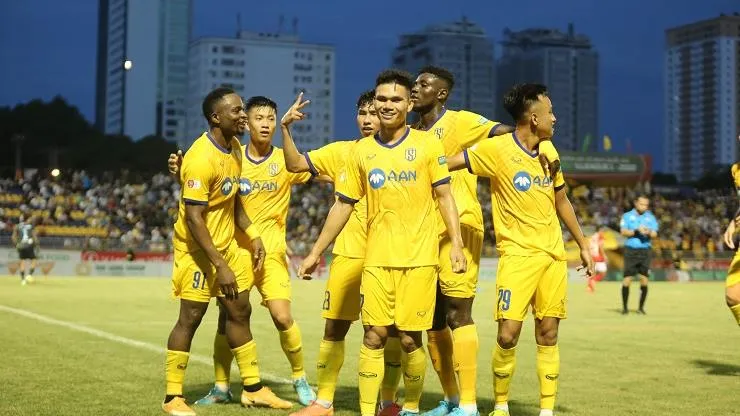 V-League 2022: 10 người SLNA đá bại TPHCM