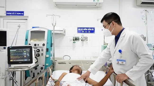 Mua rượu về uống, người đàn ông bị ngộ độc
