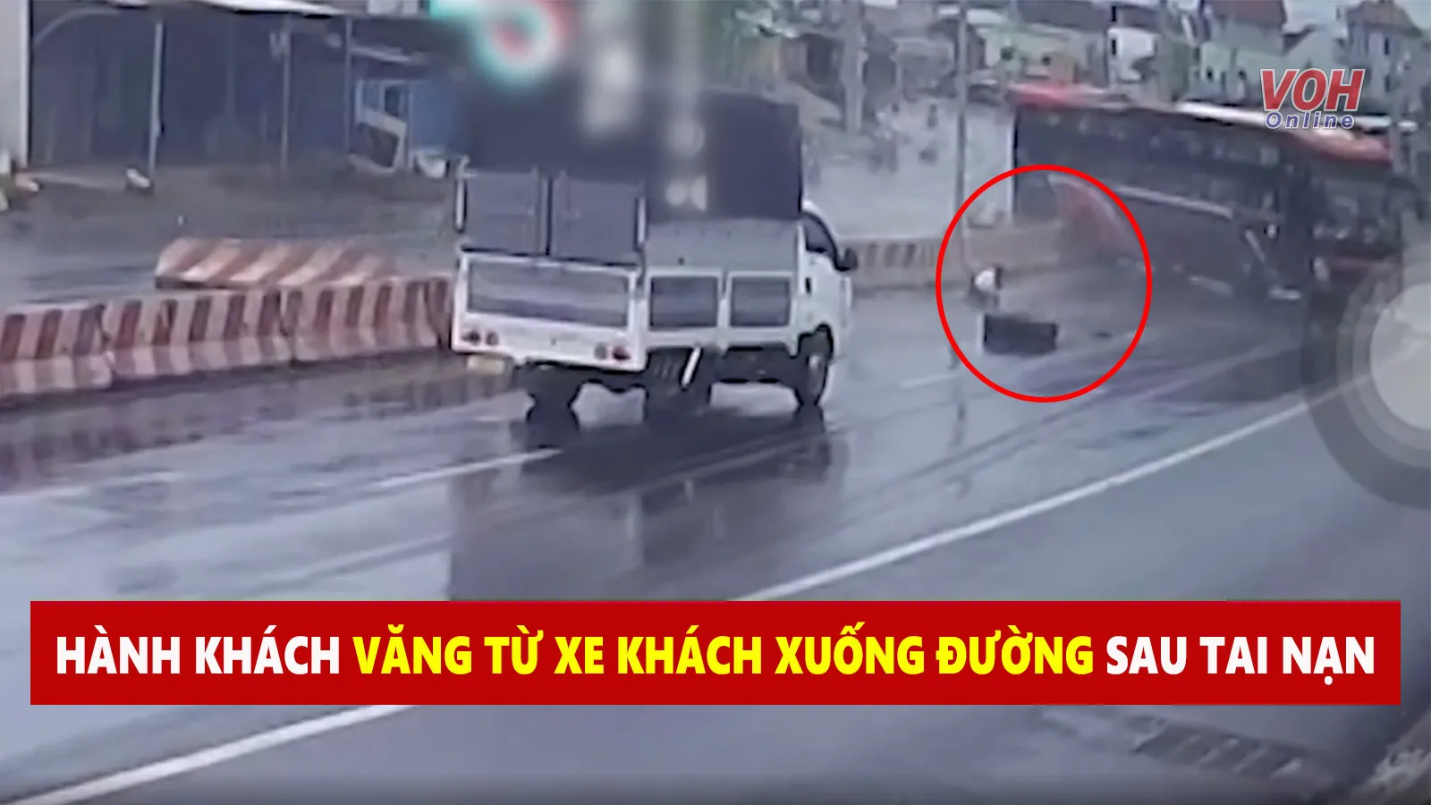 Tin nhanh chiều 14/7: Thót tim cảnh xe khách xoay vòng, rớt bánh, 2 hành khách văng xuống đường