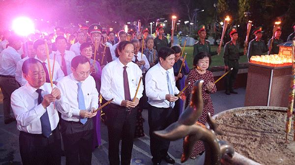 Lãnh đạo TPHCM thắp nến tri ân anh hùng liệt sĩ tại Nghĩa trang Hàng Dương
