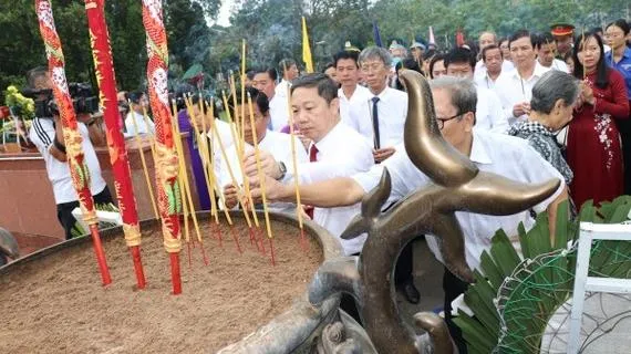 Lãnh đạo TP.HCM dâng hương tại nghĩa trang Hàng Dương và Hàng Keo huyện Côn Đảo