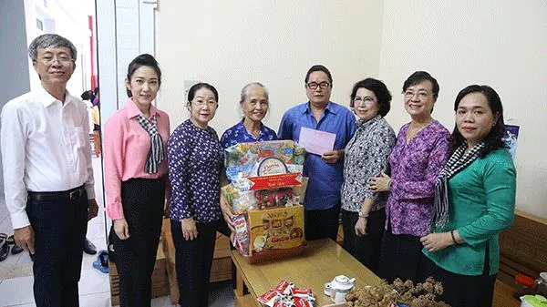 Đoàn đại biểu TPHCM thăm, tặng quà các gia đình chính sách tại huyện Côn Đảo