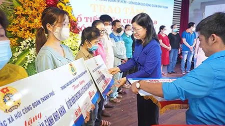 Trao tặng sổ tiết kiệm cho công nhân lao động mắc bệnh hiểm nghèo