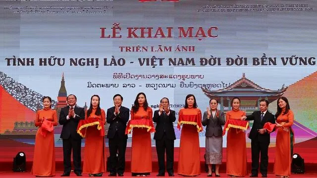 Khai mạc triển lãm ảnh “Tình hữu nghị Lào - Việt Nam đời đời bền vững”