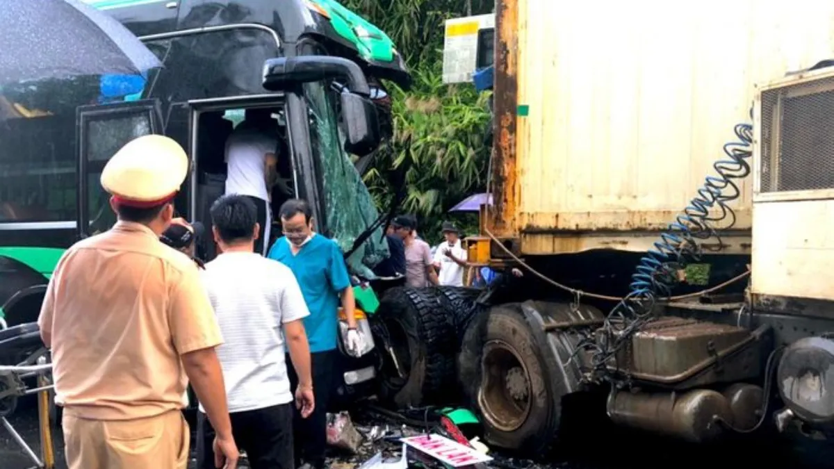 Tin tức tai nạn giao thông hôm nay: Xe khách đâm trực diện container, 4 người thương vong