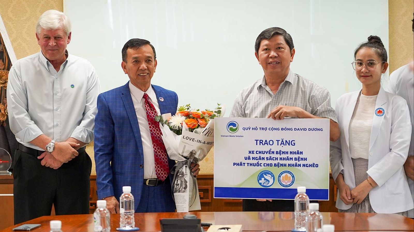 Tặng xe chuyển bệnh và tổ chức thăm khám cho bệnh nhân nghèo