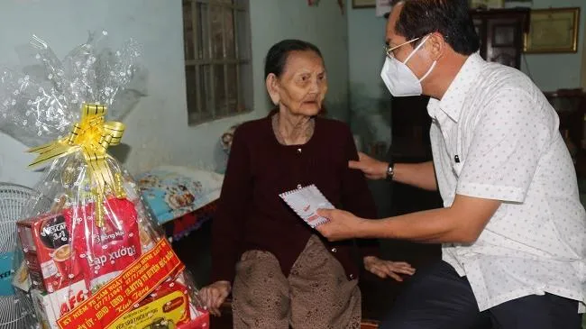 Huyện Củ Chi và Hóc Môn thăm tặng quà gia đình chính sách