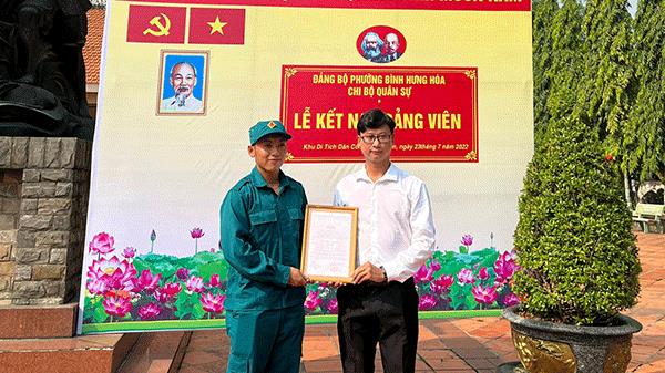 Lễ kết nạp đảng viên mới tại khu di tích Dân công hỏa tuyến Mậu Thân 1968