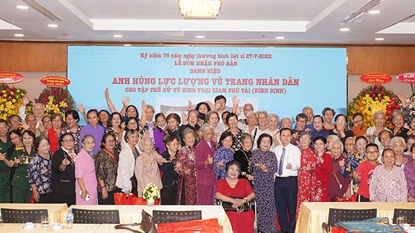 Những nữ tù binh trại giam Phú Tài nhận danh hiệu Anh hùng lực lượng vũ trang nhân dân