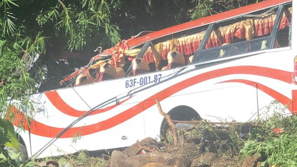 Tin nóng trưa 23/7: Xe khách lật ngay chân đèo Đại Ninh, hơn 20 người bị thương