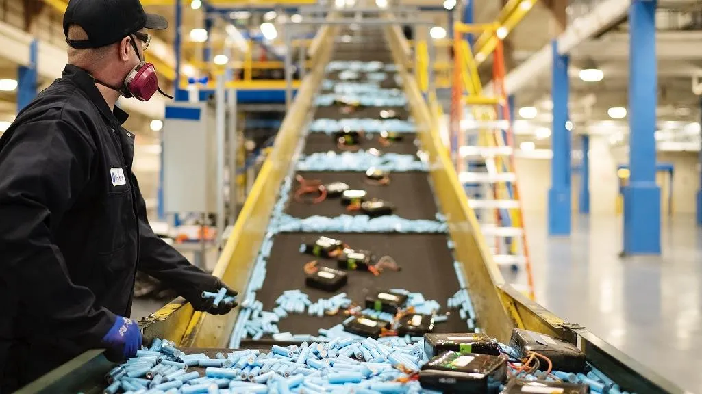 Nỗ lực thu gom pin cũ để tái chế, góp phần bảo vệ môi trường