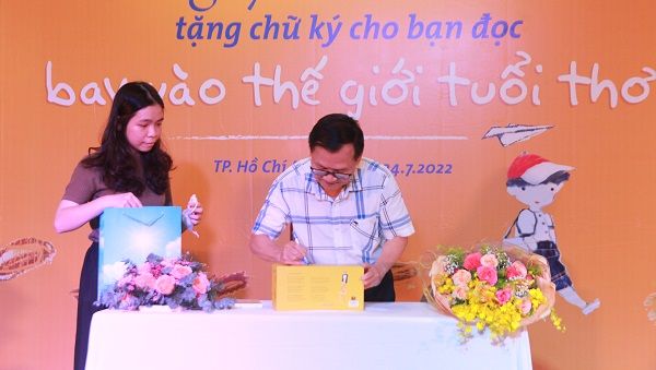 Nhà văn Nguyễn Nhật Ánh tặng chữ ký cho bạn đọc - Bay vào thế giới tuổi thơ