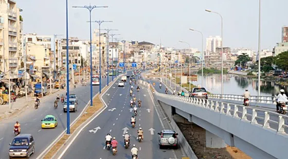 Điều chỉnh biển báo cấm dừng xe và đỗ xe trên đường Võ Văn Kiệt