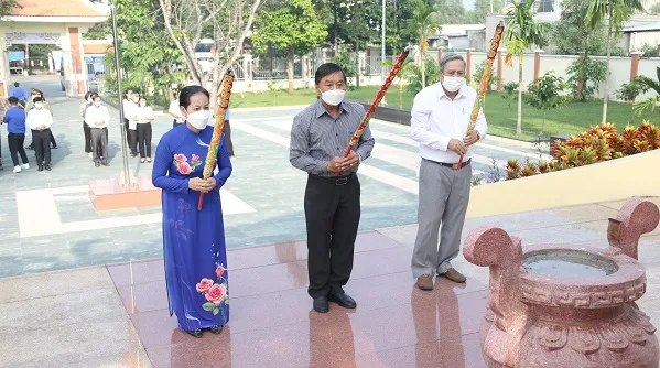 Lãnh đạo huyện Hóc Môn dâng hoa, dâng hương các anh hùng liệt sĩ