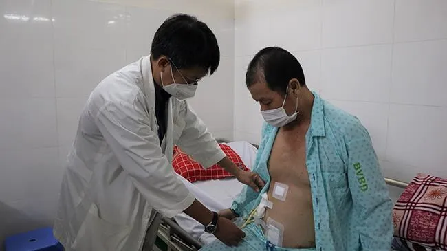 Phẫu thuật cấp cứu lấy 15 lít dịch mật cho người đàn ông bị tai nạn giao thông