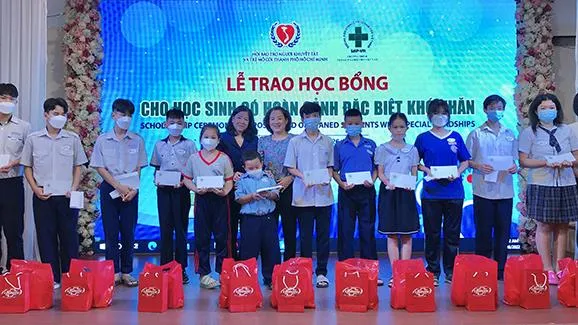 Trao học bổng và xe đạp cho học sinh mồ côi do đại dịch Covid-19