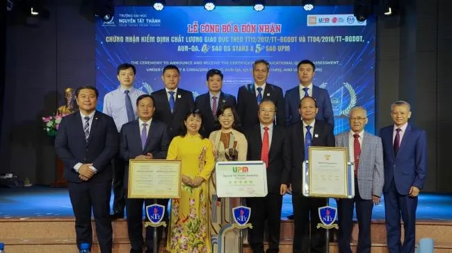 Trường Đại học Nguyễn Tất Thành đón nhận chứng nhận kiểm định chất lượng giáo dục