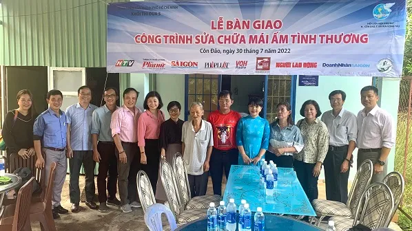Trao vốn cho phụ nữ nghèo và hỗ trợ học bổng cho học sinh khó khăn tại Côn Đảo