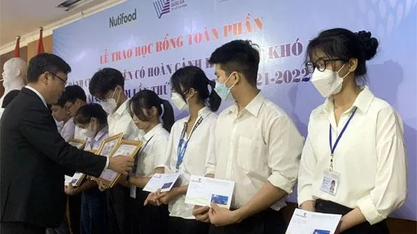 Trao 1,7 tỷ đồng học bổng cho sinh viên có hoàn cảnh đặc biệt khó khăn