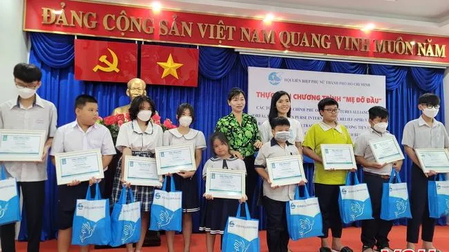 TPHCM trao tặng sổ tiết kiệm và phương tiện học tập cho 10 trẻ mồ côi