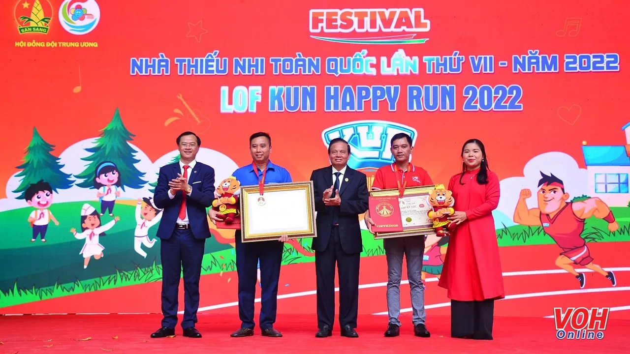 Ấn tượng với màn đồng diễn flashmob “3.000 - Vũ điệu yêu thương LofKun” lập kỷ lục Việt Nam