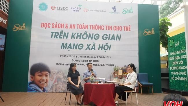 Đọc sách và an toàn thông tin cho trẻ trên không gian mạng xã hội