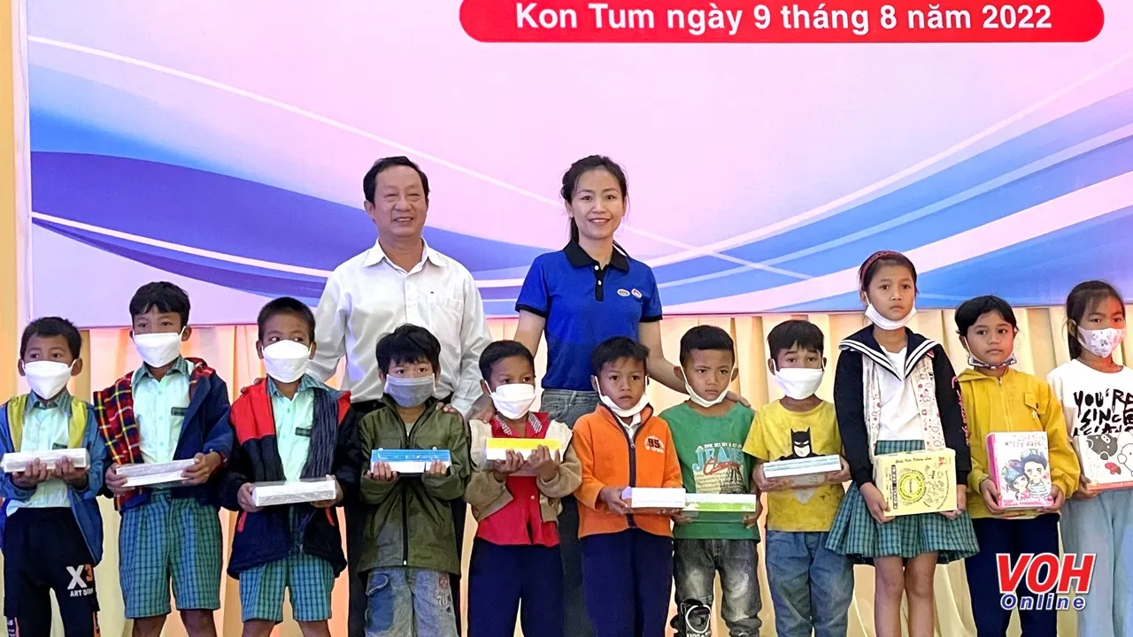 “Sách trao tay - Cầu nối yêu thương” đến với học sinh nghèo Kon Tum